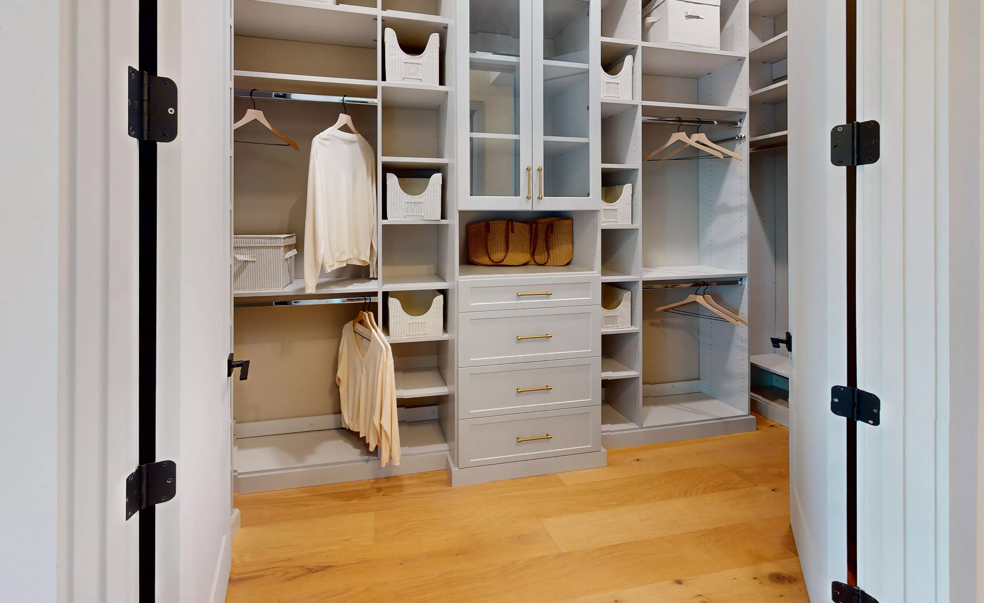 Egret V - Master Closet