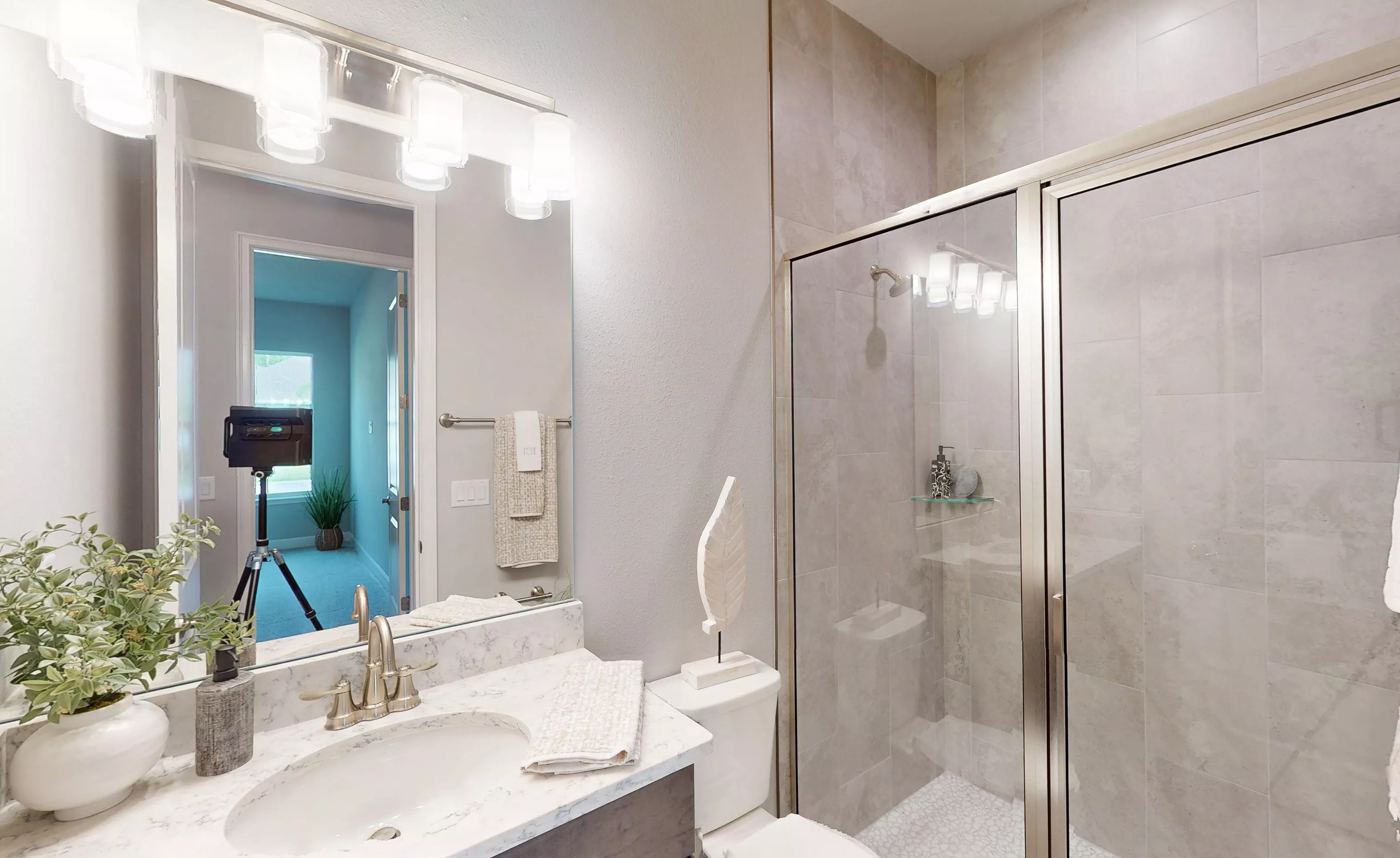 Davenport - Guest Bathroom