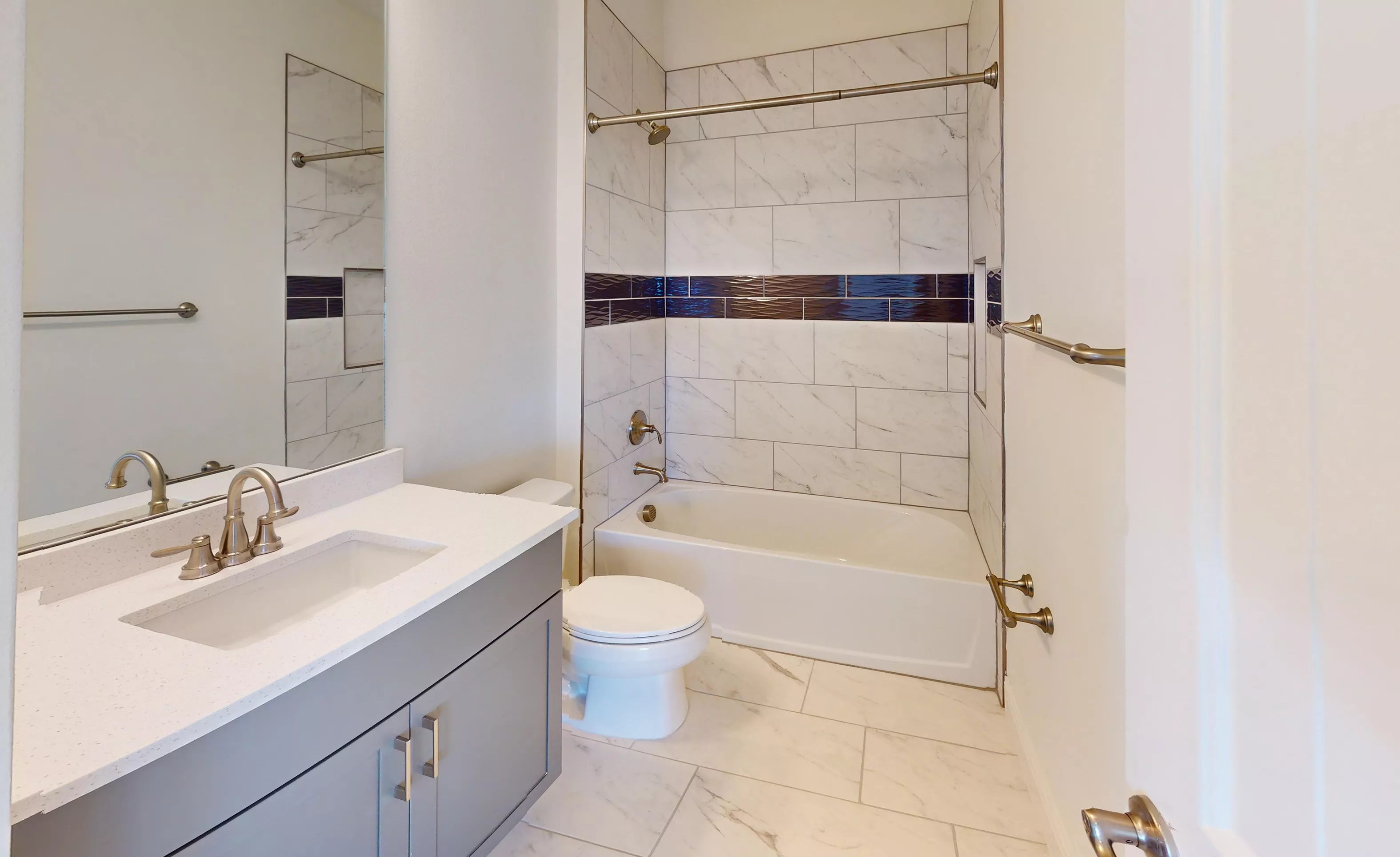 Maui - Guest Bathroom