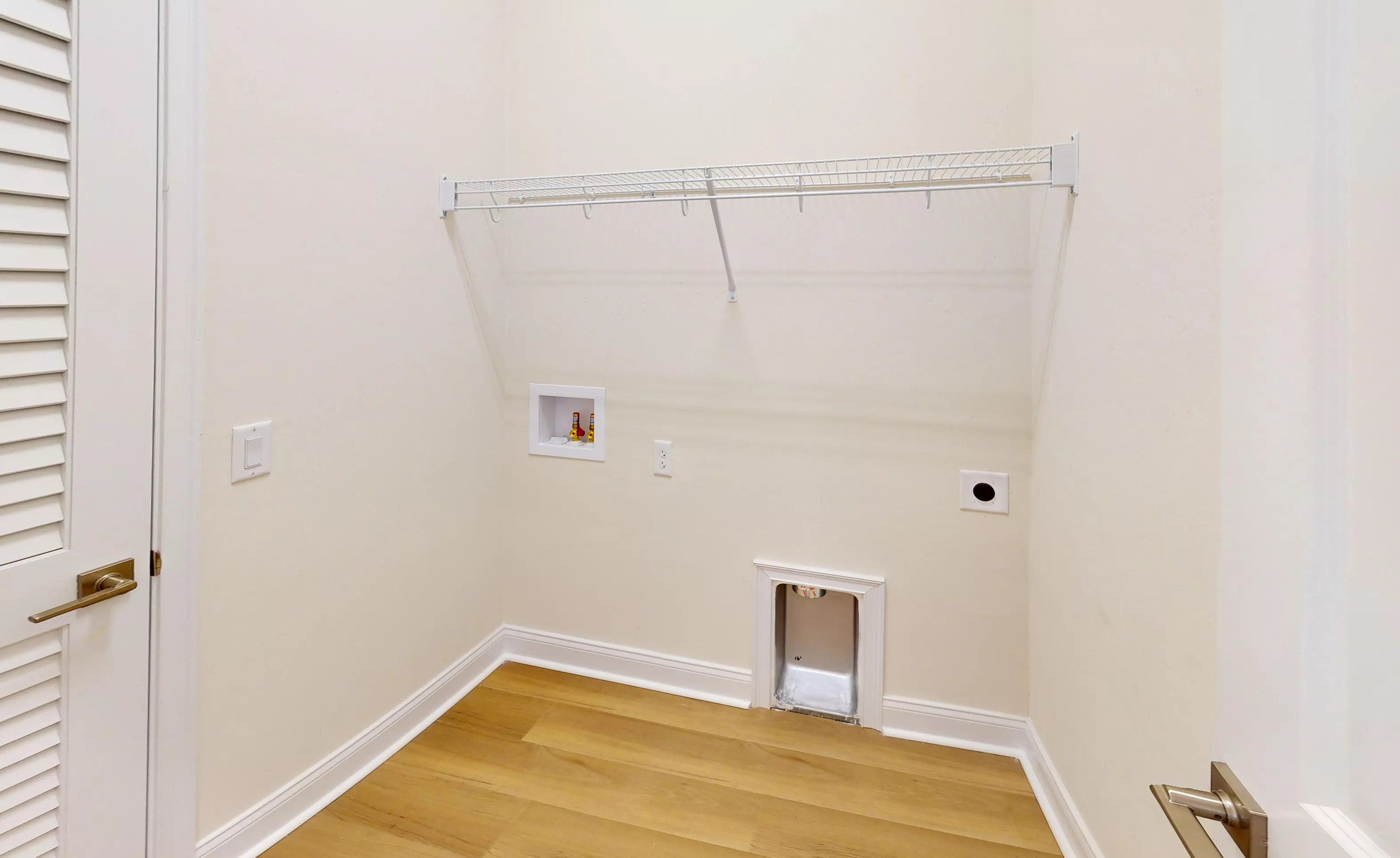 Laguna - Laundry Room