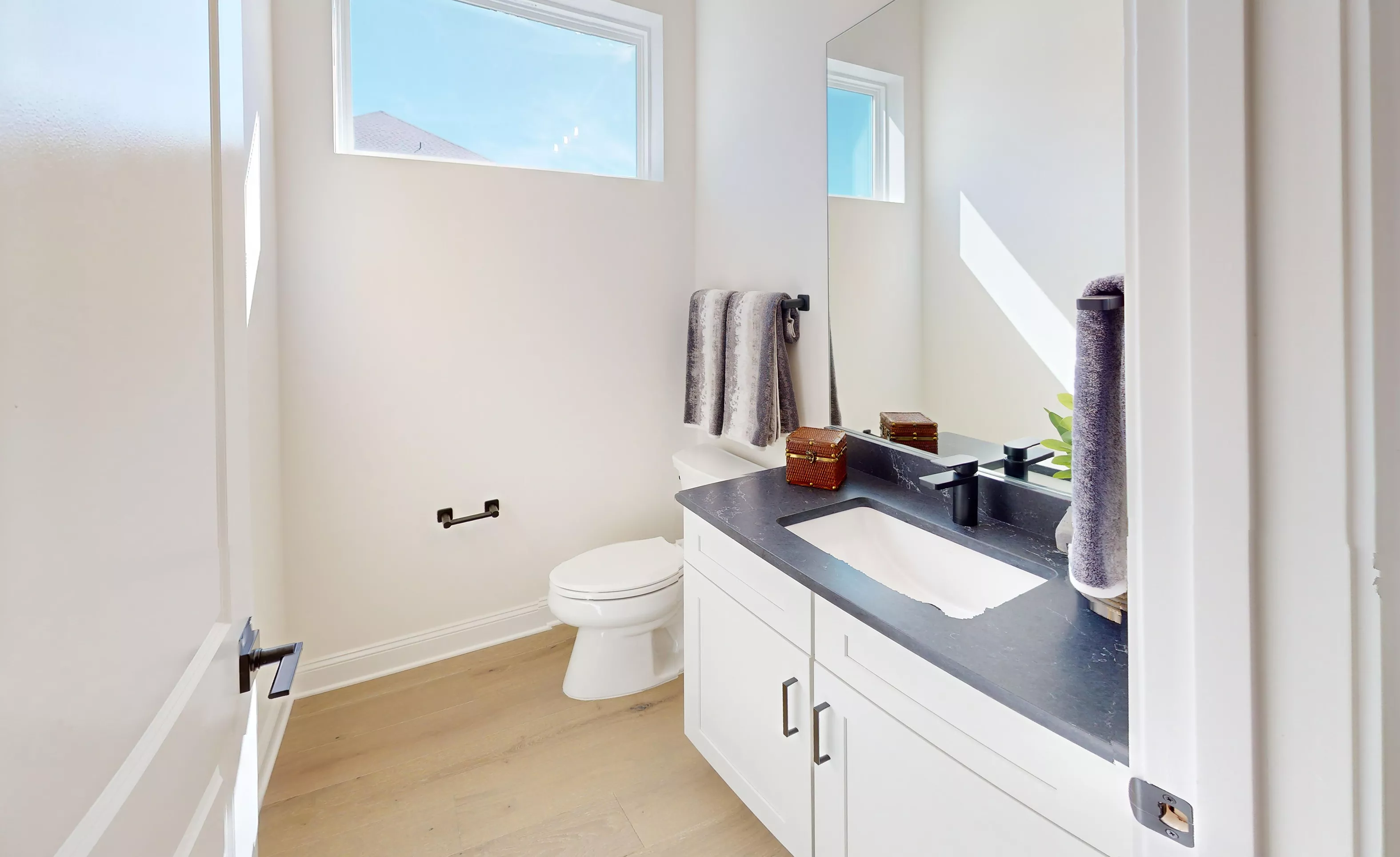 Santa Cruz - Guest Bathroom